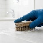 Nettoyer les joints de carrelage à la brosse avec une pâte blanche