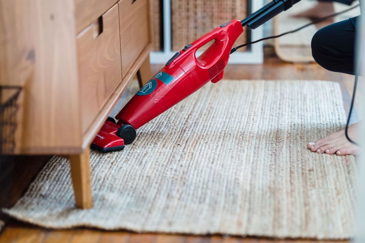 Aspiration d’un tapis en fibre naturelle